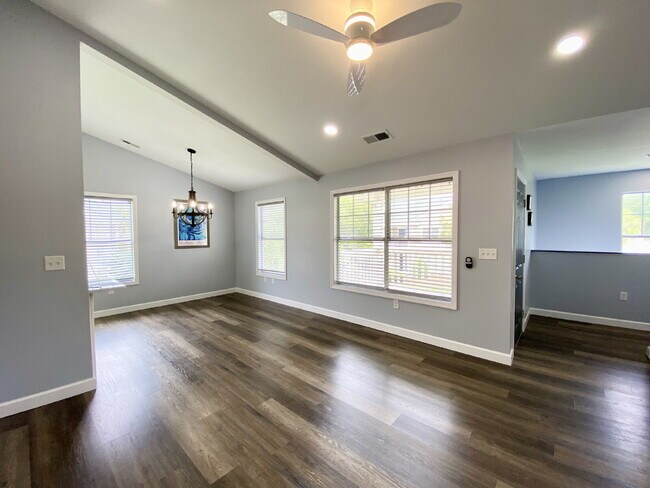 Building Photo - Modern & Completely Renovated Condo in the...