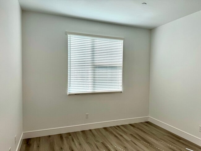Building Photo - Newer One Bedroom in newer Santa Rosa Deve...