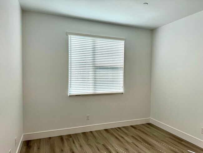 Foto del edificio - Newer One Bedroom in newer Santa Rosa Deve...
