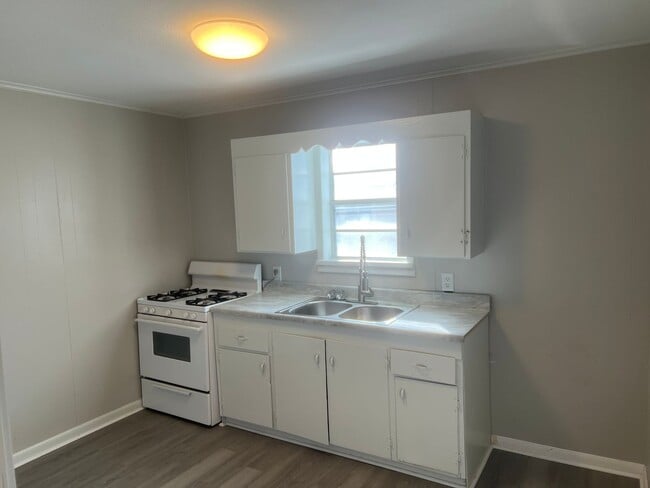 Building Photo - 3 Bed 1 Bath Home