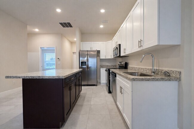 Foto del edificio - 3221-3409 SW 8th Pl