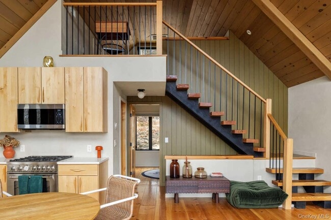 Building Photo - 407 White Schoolhouse Rd