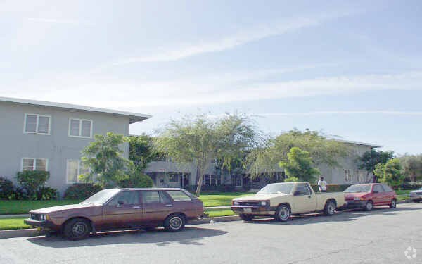 Foto principal - 5652-5674 Clemson St