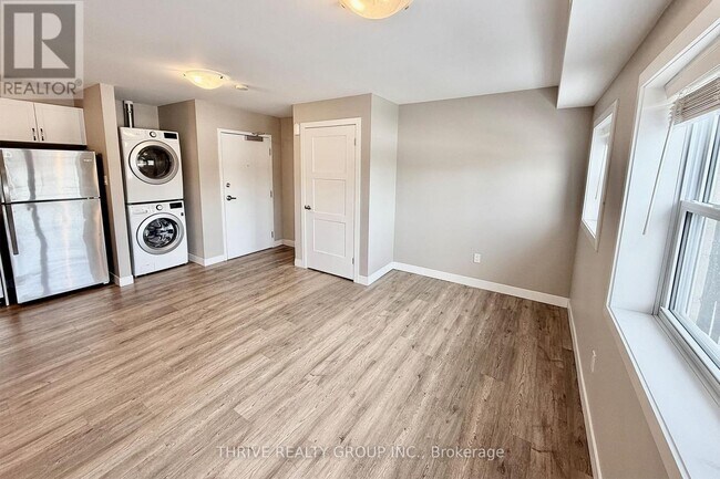 Photo du bâtiment - 1277 Commissioners Rd W