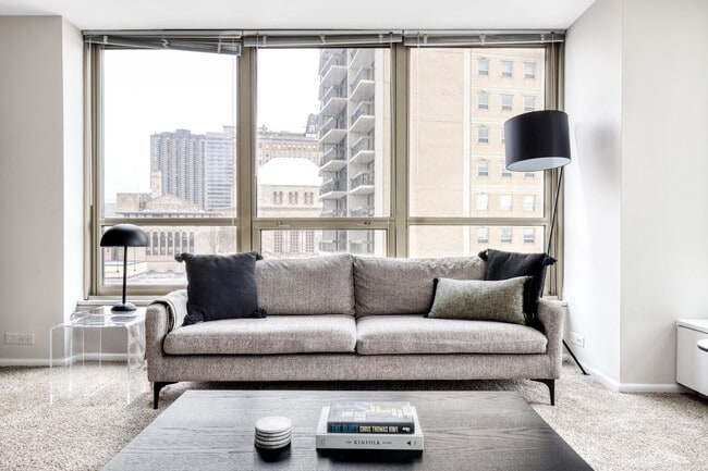 Foto del edificio - 3450 N Lake Shore Dr