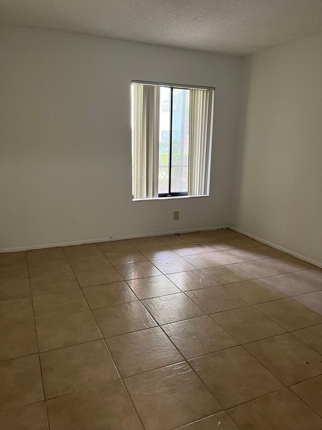 Foto del edificio - 3300 Fox Chase Cir