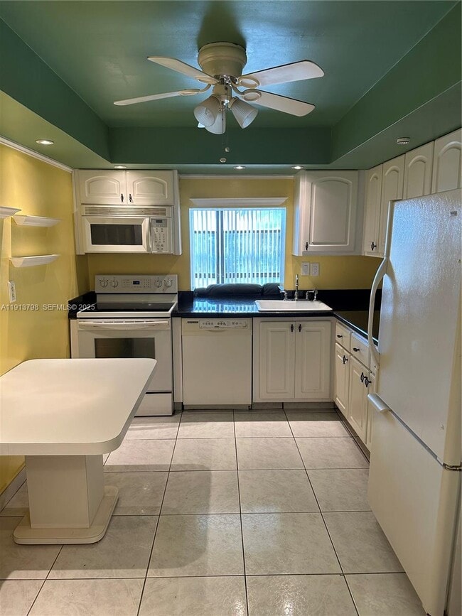 Building Photo - 1000 Parkview Dr