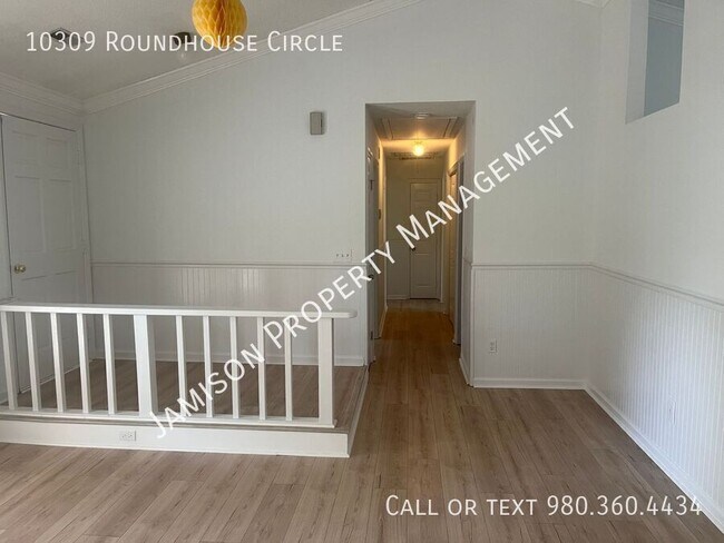 Foto del edificio - 10309 Roundhouse Cir