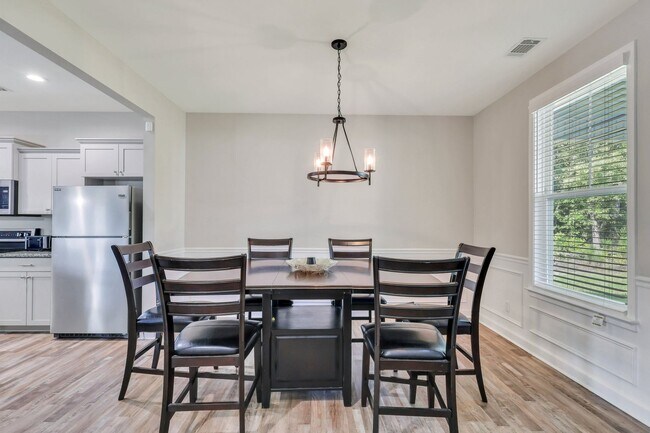 Building Photo - MOVE IN READY (ONE SMALL PET FRIENDLY)
