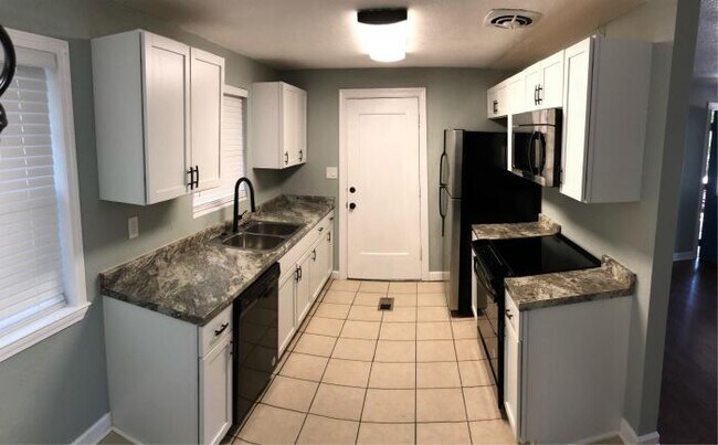 Building Photo - 3 bedroom in Valdosta GA 31602