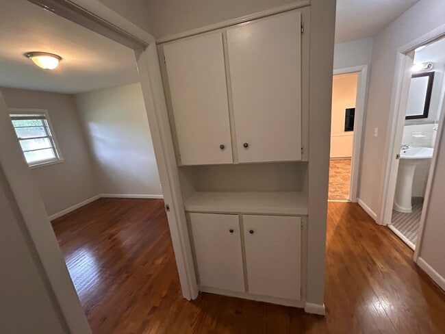 Building Photo - Brick home with 3BR, 1.5BA, garage, fenced in back yard.