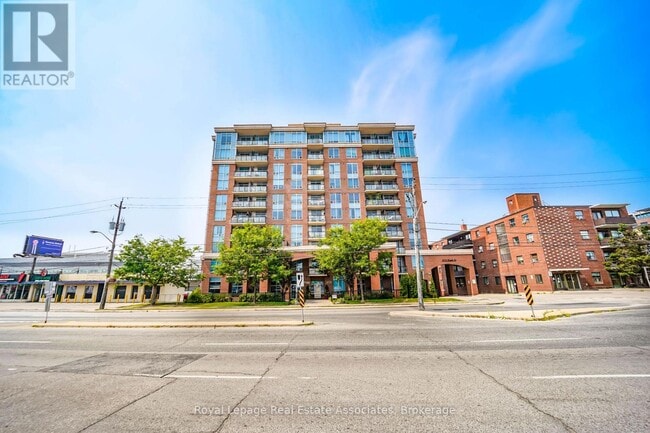 Building Photo - 2772-2772 Keele St