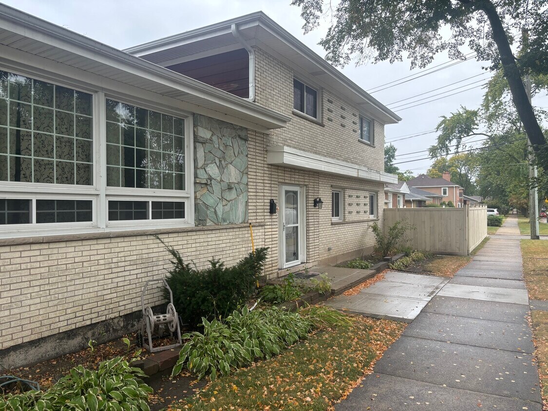 Primary Photo - 3925 Dempster St