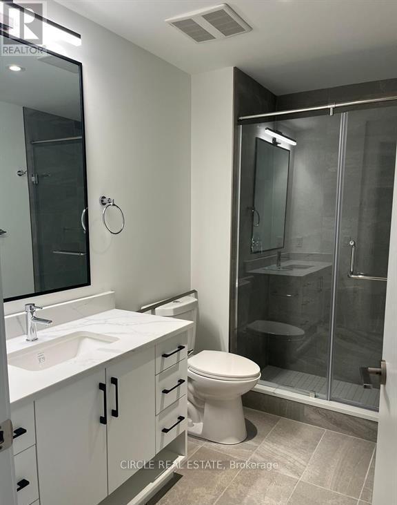 Photo du bâtiment - 741 King St W