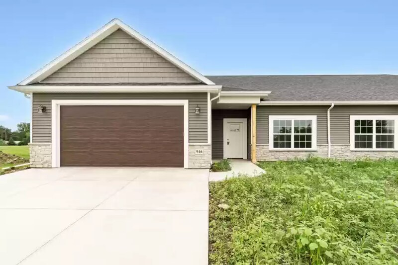 946 Kings Dr, Brownsville, WI 53006 House Rental in Brownsville, WI