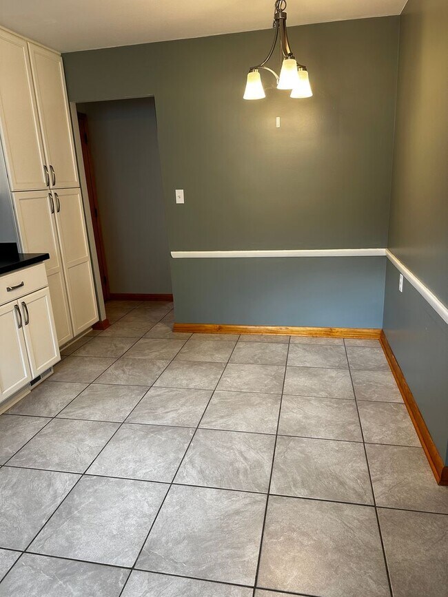 Building Photo - North Olmsted -4/5 Bedroom 2 1/2 bath larg...
