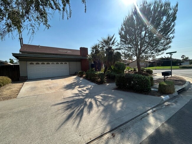 Foto del edificio - 5055 Pearblossom Dr