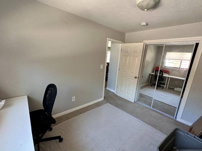 Building Photo - Available December! Cosy duplex in Potter ...