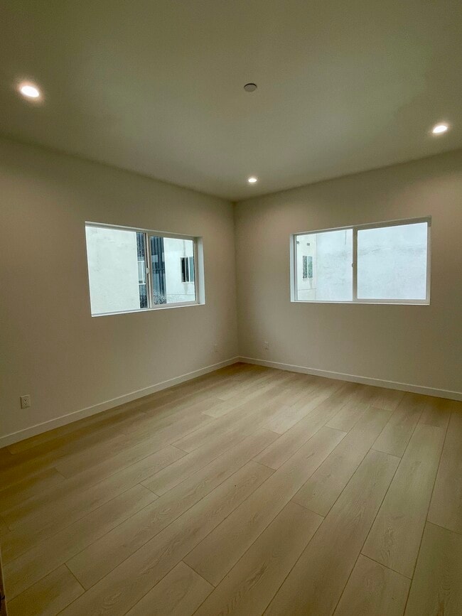 Building Photo - 611 1/2 W 41st Pl