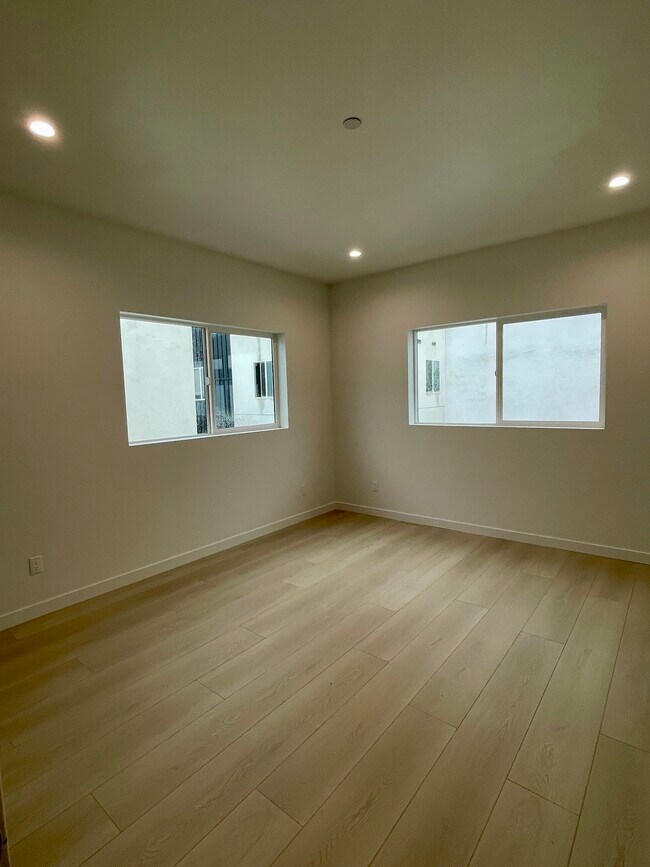 Foto del edificio - 611 1/2 W 41st Pl