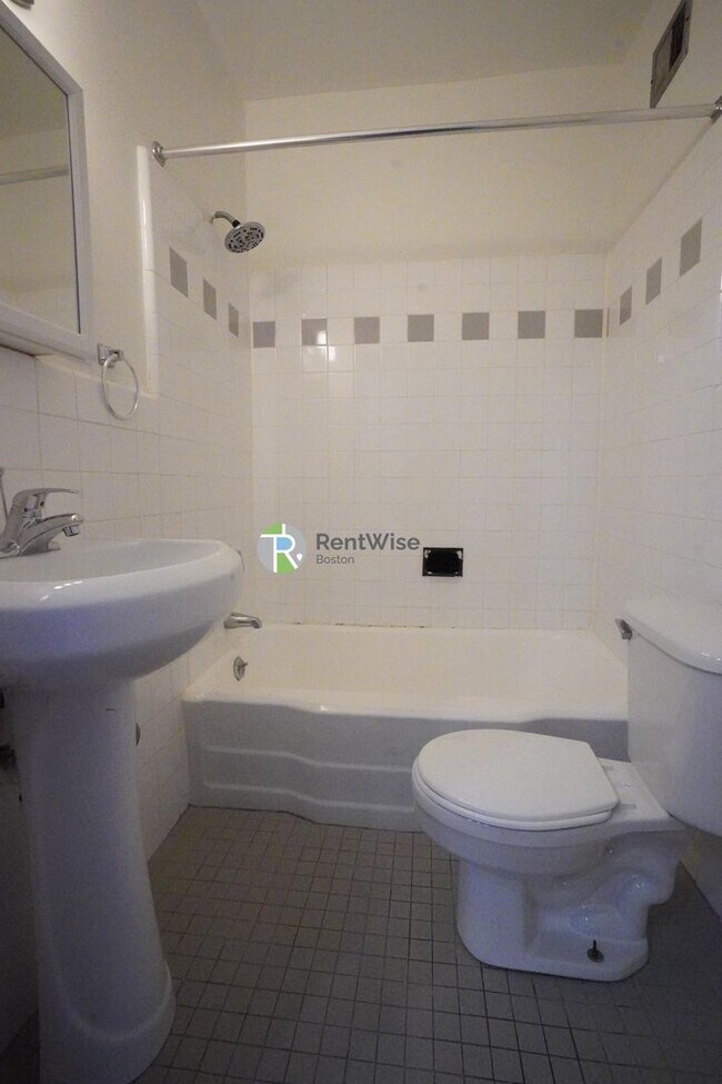 Building Photo - Harvard & Commonwealth 1bd/1ba