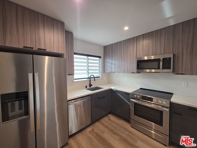 Foto del edificio - 3660 Watseka Ave