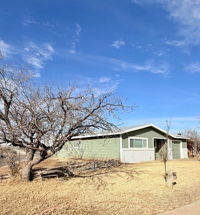 Building Photo - 3701 Spruce Ave