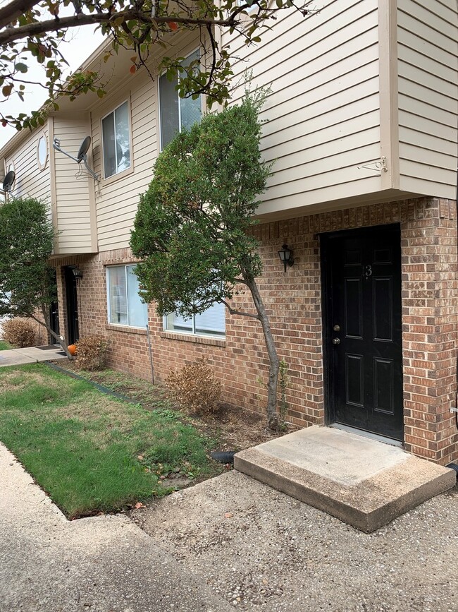 Building Photo - 724 S Welch St