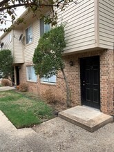 Building Photo - 724 S Welch St