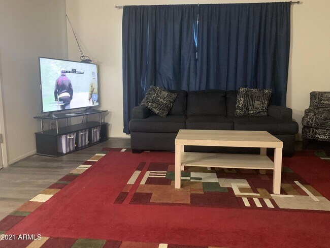 Foto del edificio - 700 E University Dr