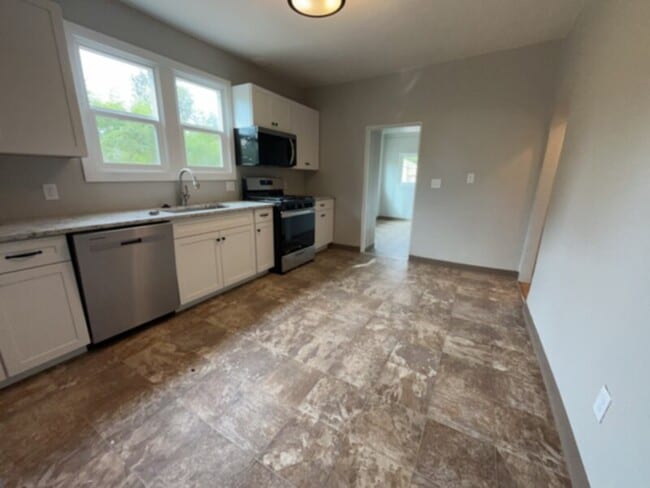 Building Photo - This downtown charmer is located near newe...