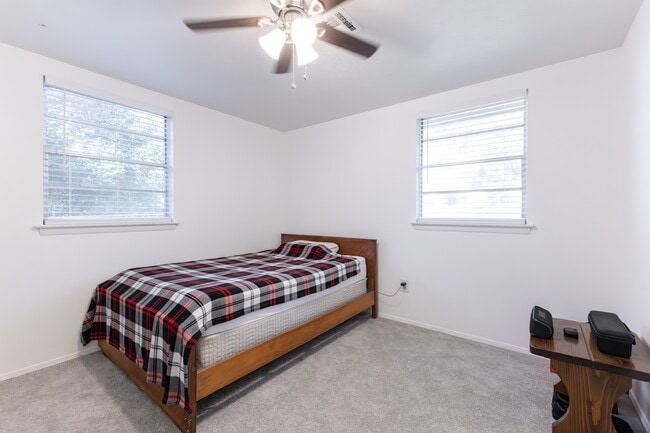 Foto del edificio - 617 Wisteria Rd