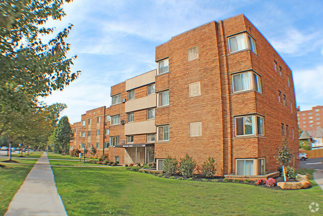 Highland House - AIY Lakewood Area Apartments