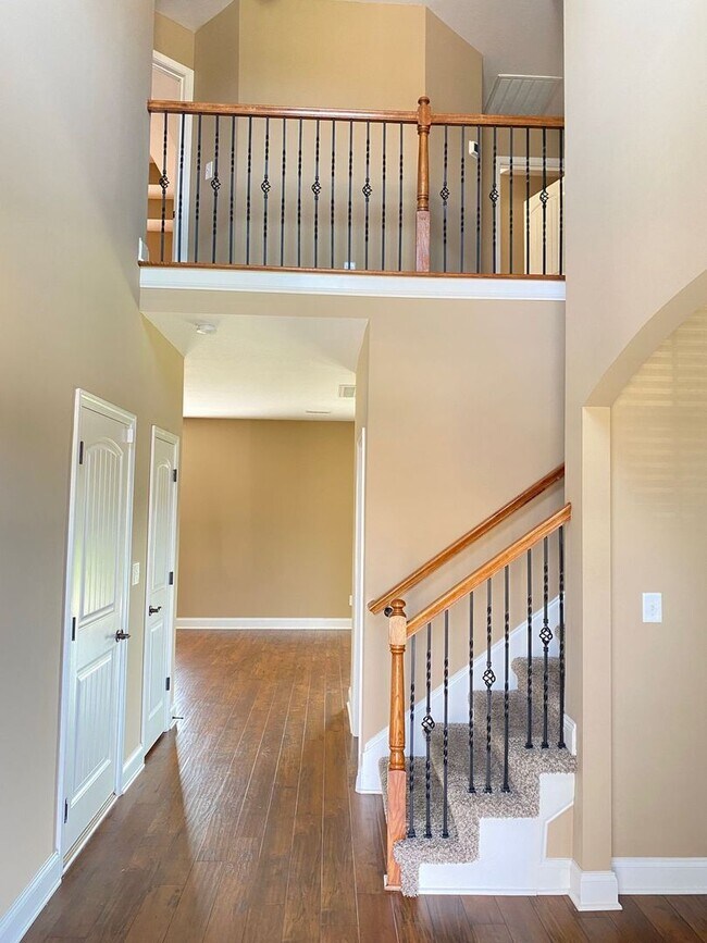 Building Photo - Beautiful Home! 4 Bed 2.5 Bath! Rossview S...