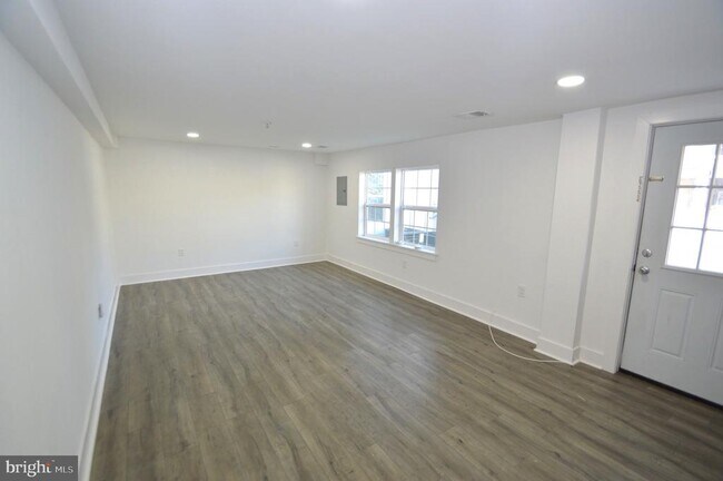 Building Photo - 211 E Union St