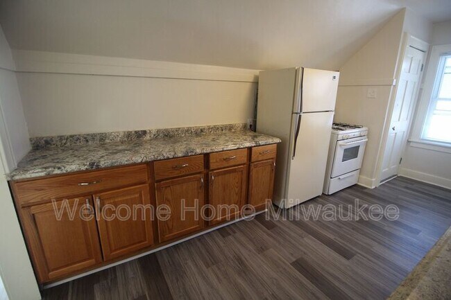 Building Photo - 1523 S 70th St