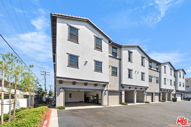 Building Photo - 6903 Alderwood Ave