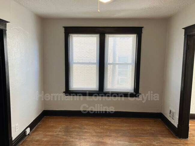 Foto del edificio - 3753-3755 Dunnica Avenue