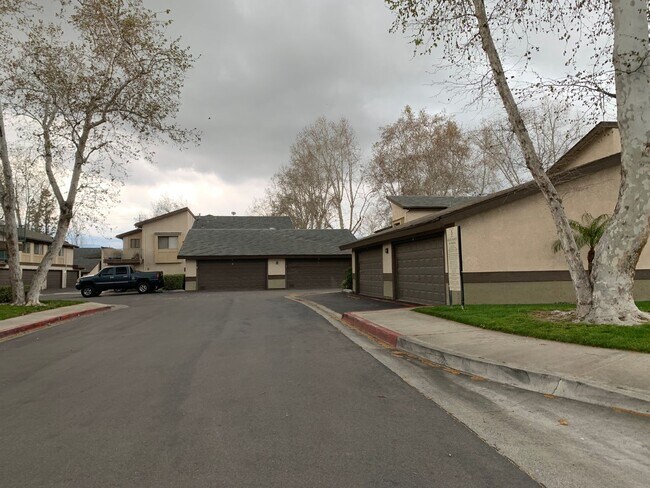 Building Photo - Redlands - Lovely 2 Bedroom unit-Move in S...