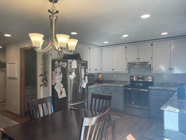 Eat in Kitchen - 3018 Manitowoc Rd