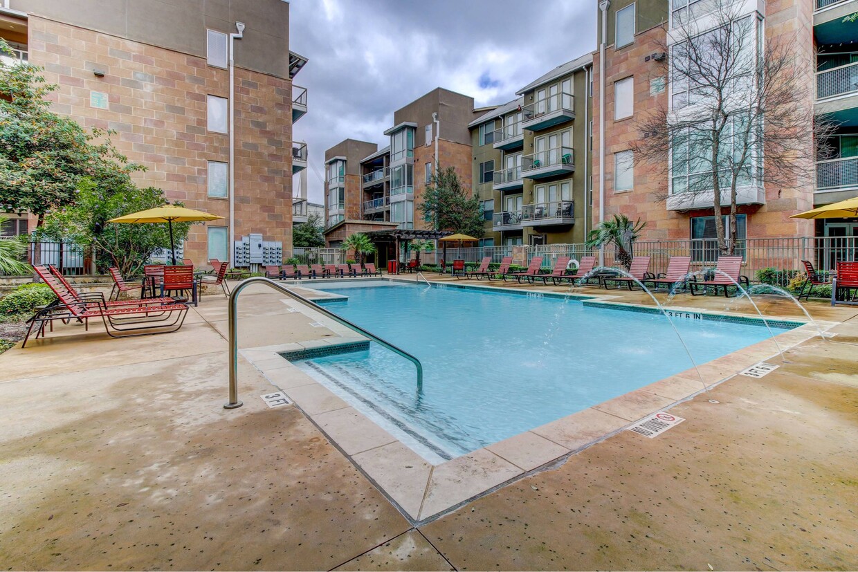 Piscina refrescante con fuente de agua - HemisView Village