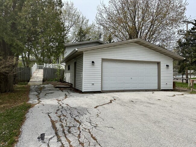 Building Photo - You've found it. This spacious 4-bedroom, ...