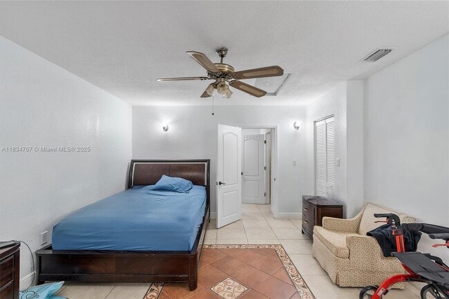 Building Photo - 6534 SW 27th St