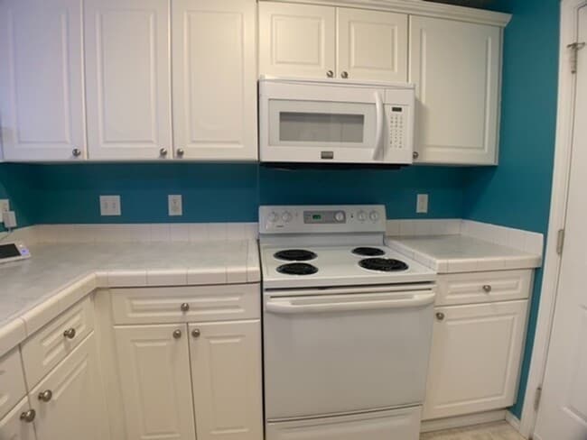 Building Photo - Lovely Beaverton Home - 4 Bedrooms 2.5 Bat...