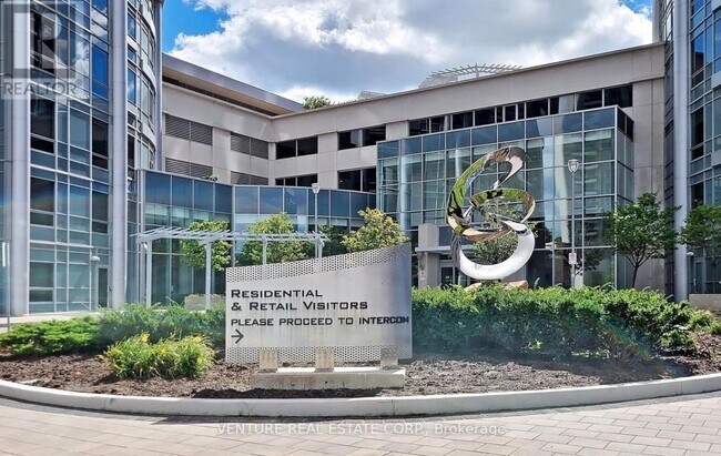 Photo du bâtiment - 135 Village Green Square