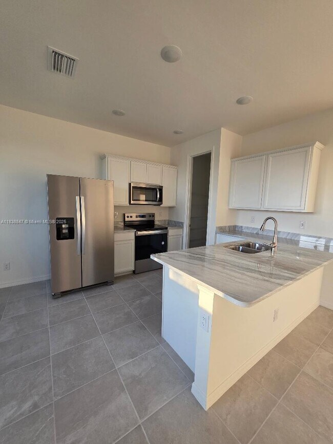 Building Photo - 408 NW 31st Pl