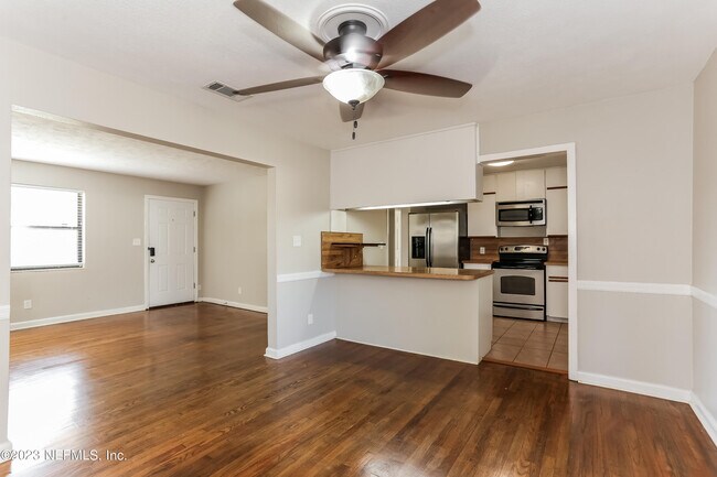 Foto del edificio - 6215 Pine Cove Ln