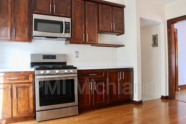Building Photo - 208 Tonti St