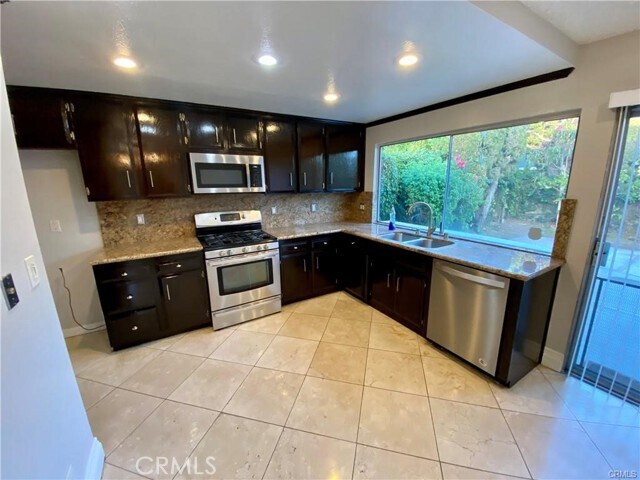 Foto del edificio - 9658 Oakmount St