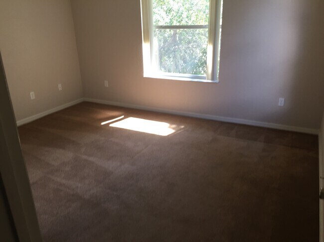 Foto del edificio - 2381 NW Lakeview Dr